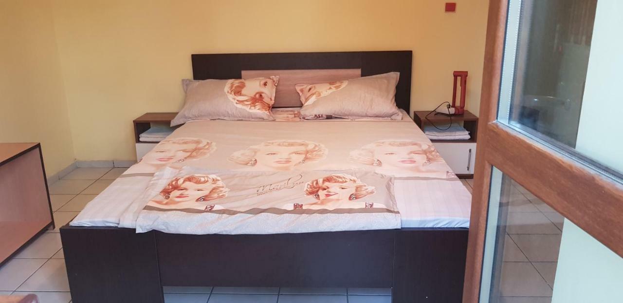 Dvete Brezi Hotel Бургас Екстериор снимка
